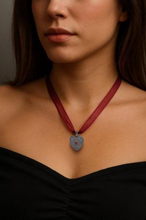 Ciondolo Cuore in Filigrana con Perla di corallo indossato da una modella