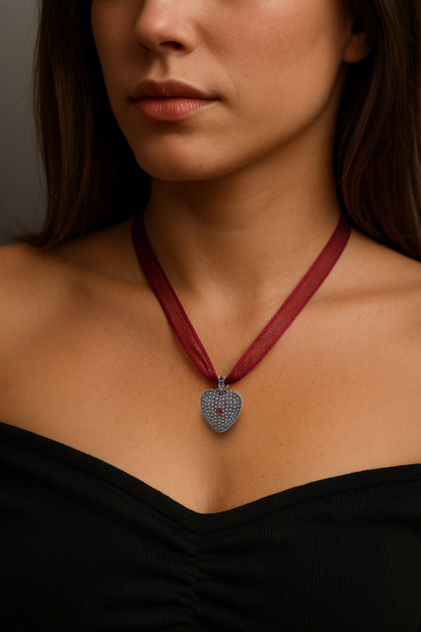 Ciondolo Cuore in Filigrana con Perla di corallo indossato da una modella