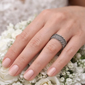 Fede sarda a fascia con nido d'ape laterali e fili di filigrana centrali La Grotta dei Preziosi indossato da una sposa