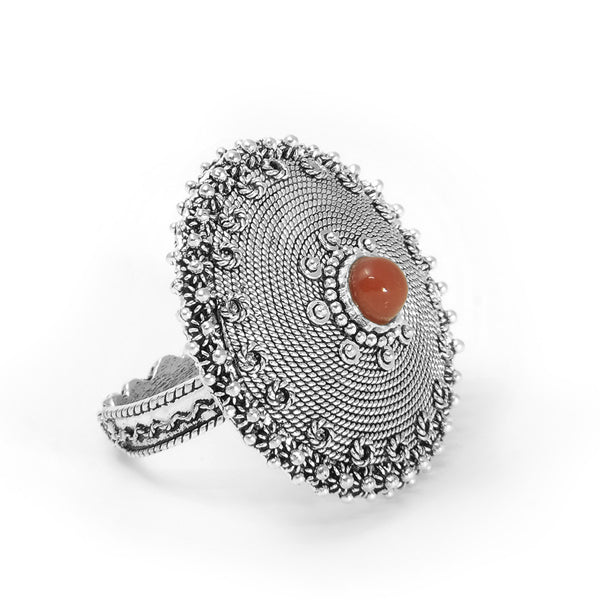 Anello con medaglione in filigrana e corallo